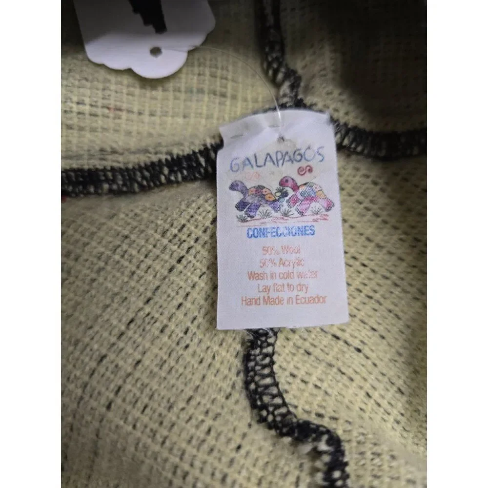 Hooded Fringe Poncho With Vibrant Geometric Patterns & Button Closure galopgos